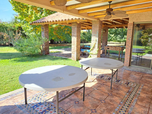 Hermosa Casa Provenzal, Con Lindo Jardín. Chicureo Poniente.
