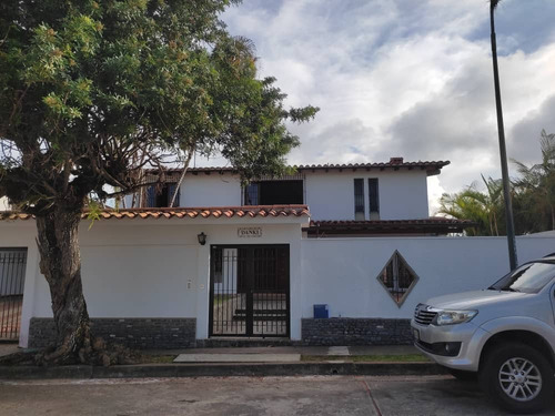 Se Vende Casa 359m2 4h/3b/4pe Lomas De La Lagunita