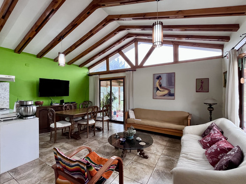 Casa Cómoda Con Plantación De Nogales En Producción