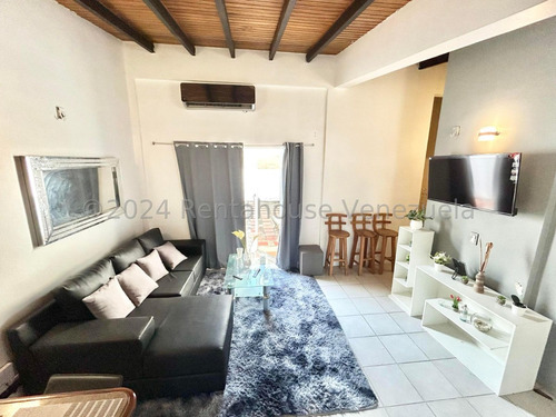 Y///m Bonita Casa En Venta Con Moderna Y Amplia Cocina, Con Una Excelente Ubicación En Av.- Intercomunal-cabudare Cod Flex # 24-15071 Excelente Opción /*$$$   