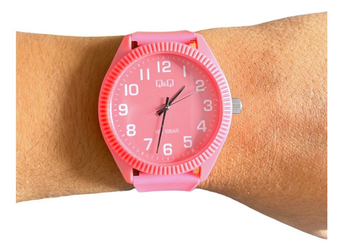 Reloj Q&q Analógico Numérico Con Malla De Silicona Resistent