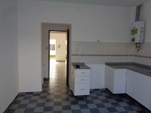 Barrio Alta Córdoba - Casa De 2 Dormitorios, Amplia Y Luminosa Con Cochera Cubierta, Cocina Comedor, 2 Baños Y Patio Con Césped