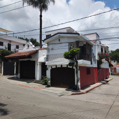 Casa De 3 Niveles, Con 4 Recamaras Con Closet, Balcón En La Recamara Principal, Con Estacionamiento Para 3 Autos Y Con Alberca