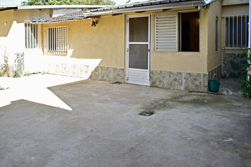 Casa De Pasillo 2 Dormitorios Arroyito Oportunidad