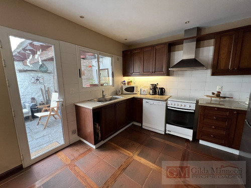 Casa De 2 Pisos, 3 Dormitorios, 4 Baños, En Venta En Pocitos