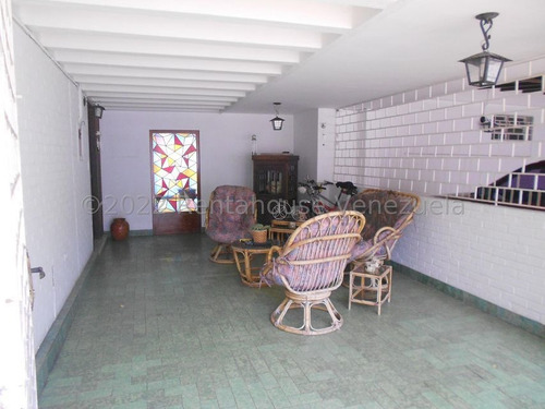 Imagen 2 de 13 de Casa Venta El Cafetal Mls #22-21667 Estupenda Casa De Maravillosos Espacios Para Remodelar,. Consta De Dos Plantas: Pb Sala