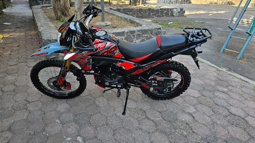 Motocicleta Cross Max 300cc. Roja 2024, 7,000 Km.