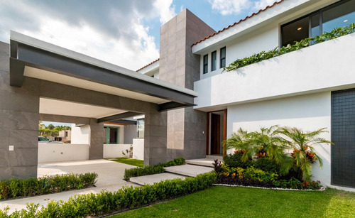 Casa Con Alberca Y Seguridad En Fraccionamiento