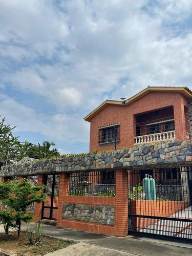 Johana Lazaro Vende Casa En Urb. La Trigaleña, En Av. Principal Valencia -consta De 384m² **solo Clientes**