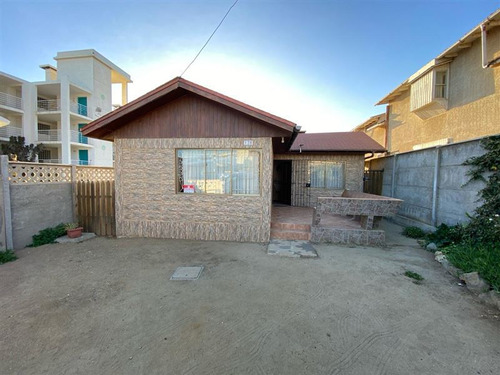 Casa En Venta De 3 Dorm. En El Tabo