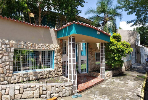 Tibisay Rojas Vende Excelente Casa Para Actualizar En Urbanización Las Chimeneas   Cod 234917
