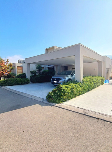 Casa En Venta De 4 Dorm. En Lo Barnechea