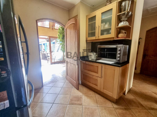Casa En Venta De 5 Dorm. En Concón