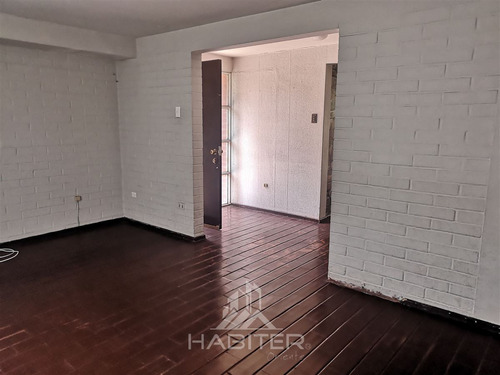 Casa En Venta De 3 Pisos, 4 Dormitorios En Ciudad Satélite