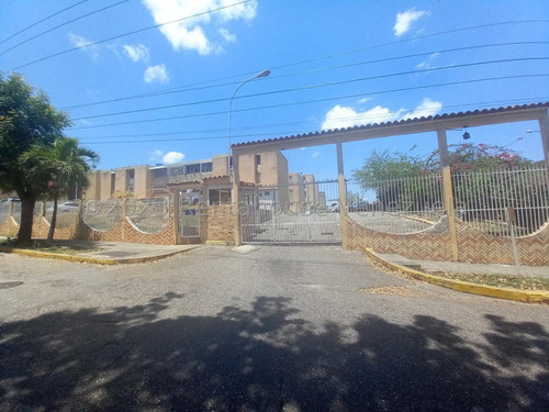 Raiza Suarez Vende Amplio Y Comodo Apartamento En La Mora Cabudare, - 2 3 2 5 9 0 8- Gas Por Tuberia, Tanque De Agua, Calentador De Agua, Privado Con Porton Electrico., Muy Cercano A Vias Principales,