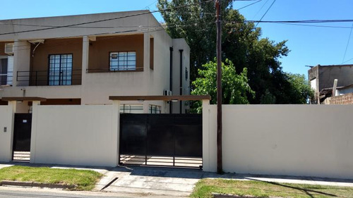 Venta Casa 2 Dormitorios, Parque Y Cochera En 509 E/ 9 Y 9bis. Excelente