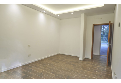 Casa De 3 Dormitorios Con Cochera, Galería Y Piscina