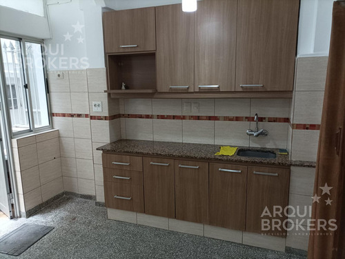 Apartamento De Dos Dormitorios Y Servicio En Venta En Cordón Con Patios