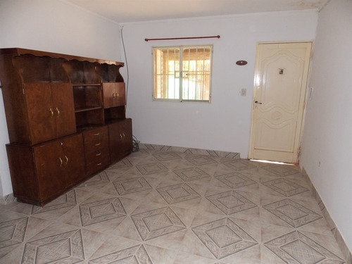 Casa 2 Dormitorios Y Cochera En Barrio Punta Norte