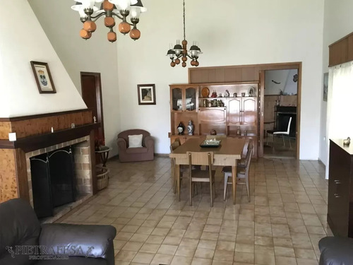 Casa En Venta Con Renta 4 Dormitorios 2 Baños Con Garaje Y Patio- Av. San Martín - Cerrito