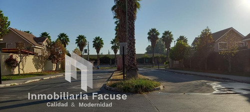 Elegante Propiedad, En Residencias Santa Delia.