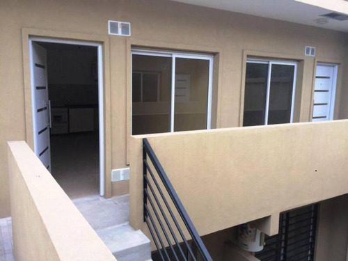 Imagen 14 de 16 de En Venta. Depto 2 Amb En Planta Alta C/ Balcón Y Cochera