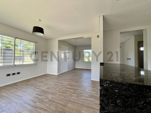 Venta | Casa 2 Dormitorios + Comodin. Fisherton, Rosario.