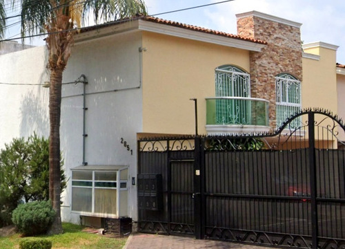 Casa Con Excelente Ubicación En Bosques De La Victoria, Col. El Faro, Guadaajara Jal. Arf