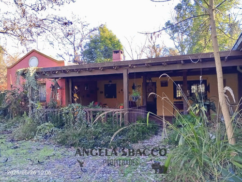 Casa Quinta En Barrio Los Pinos.