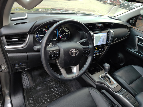Imagen 12 de 20 de Toyota Hilux Sw4 2023 Srx 4x4 At 7 Asientos Abasto Motors