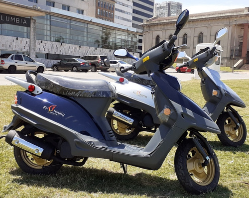 Imagen 1 de 11 de Moto Sundiro  Scooter 50cc Bajo Consumo.