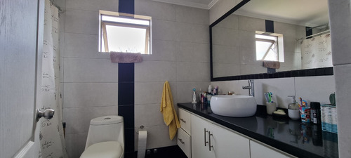 Se Vende Encantadora Y Amplia Casa En Limache
