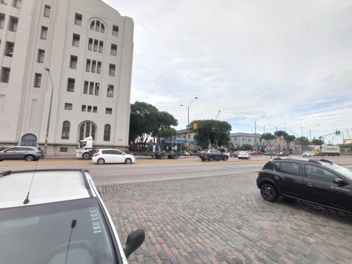 Imagen 2 de 8 de Local -excelente Local A Pasos De Mercado Del Puerto Y Buquebus, 70 M2 !!