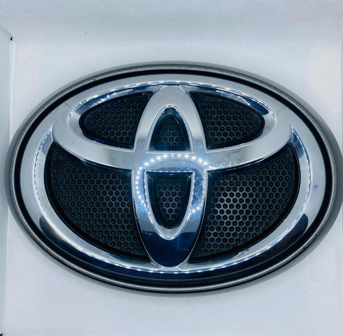Emblema De Parrilla Toyota Hilux 2016-2020 Con Base Original