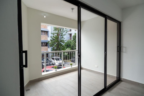 Alquiler Apartamento De 2 Habitaciones Con Parqueo, Gazcue, Santo Domingo