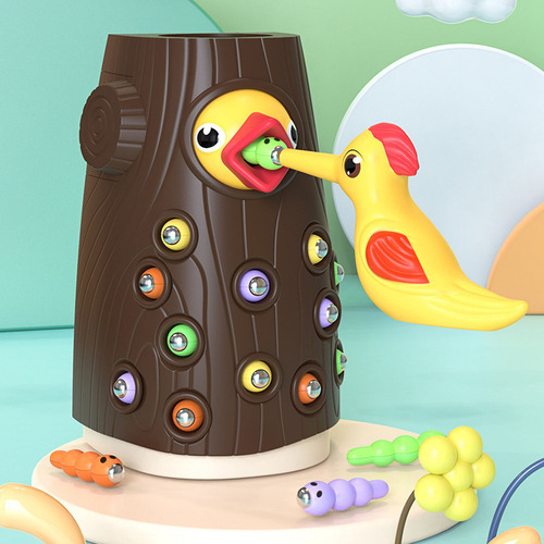 Juego De Pájaros Carpinteros Para Atrapar Gusanos En El Tall