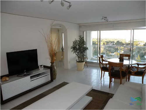 Vendo Apartamento 4 Dormitorios Frente Al Mar, Edificio Con Servicios, Playa Mansa, Punta Del Este