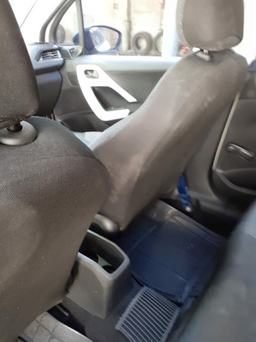 Peugeot 208 .