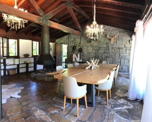 Construcción Tradicional De Ladrillo Por Fuera, Piedra Por Dentro Y Techo De Tejas- Ref: 1096