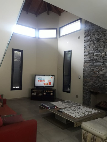 En Venta En Haedo Espectacular Chalet En Tres Plantas Terreno 308m2 Cub 205mtrs 2 Piscina F: 8233