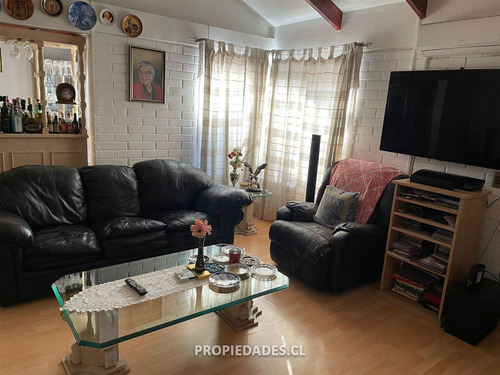 Casa En Venta De 4 Dorm. En La Florida / Sta. Amalia