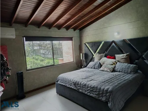 Espectacular Casa Con Áreas Amplias Y Senderos Pa...(mls#254950)