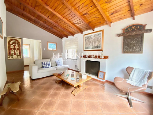 Los Romeros, Concón. Casa De Cómodos Espacios