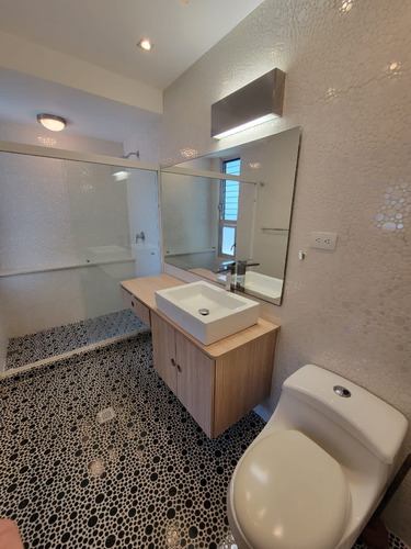Imagen 21 de 30 de Alquilo Lujoso Apto 275 Mts (3.000 Sq/ft), 4 Hab, 5 Baños, Piscina, Seguridad 24 Hrs, Cámaras De Seguridad, 3 Puestos.