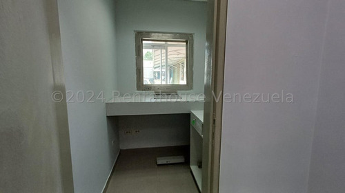 Local Venta Conserva Módulos De Trabajo,especial Para Banco Y Servicio De Encomienda, Aire Acondicionado Central, San Blas Valencia Carabobo Leida Falcon Lf24-25462