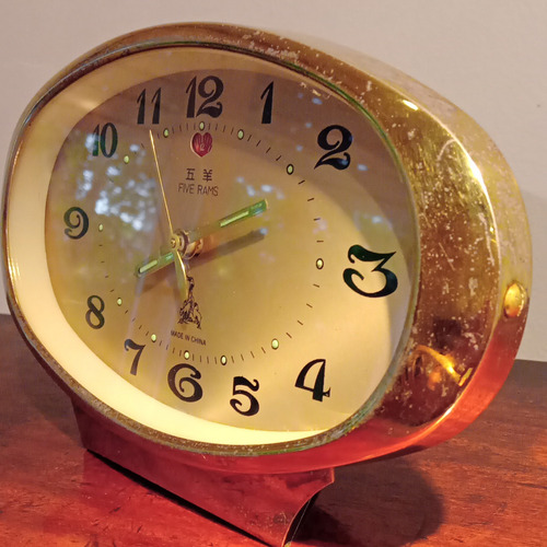 Reloj Antiguo Five Rams De Mesa Made In China (Usado)