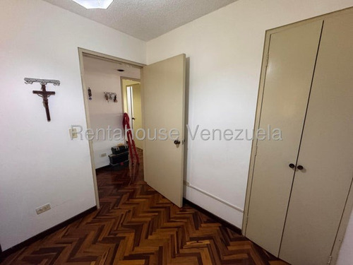 Practico Apartamento En Alquiler En Colinas De Bello Monte, 25-23641