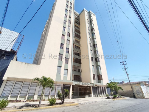 Carlos Colmenarez Flex 24-12962 Vendo Amplio Y Conservado Apartamento De 120 Mts2 Ubicado En Conjunto Residencial Privado En El Centro De La Ciudad, Cuenta Con Amplia Sala Comedor, Área De Estar