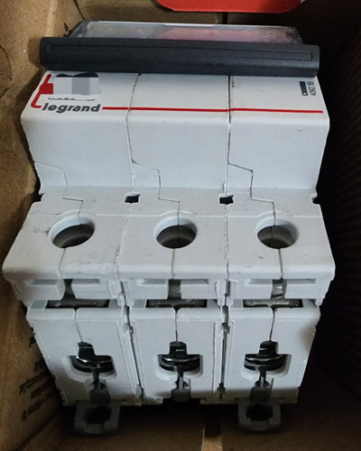 Interruptor Automatico 3p 32a 15ka Curva C Legrand 409257