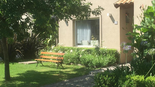 Casa En Venta De 3 Dormitorios En Barrio Privado La Comarca, Sobre Corredor Bancalari.